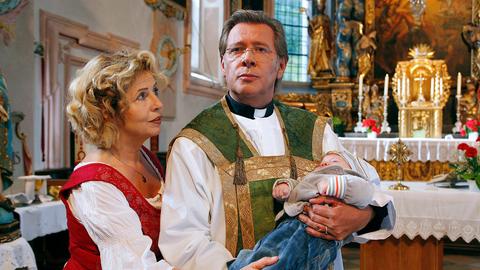 Pfarrer Jens Steffensen (Jan Fedder) muss einen Streit zwischen Inge (Saskia Vester, li.) und Sophie (Michaela May) schlichten.