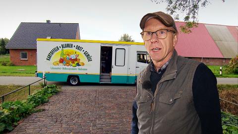 Sönke Schlüter vor dem rollenden Tante Emma Mobil in Neuendorf bei Elmshorn.