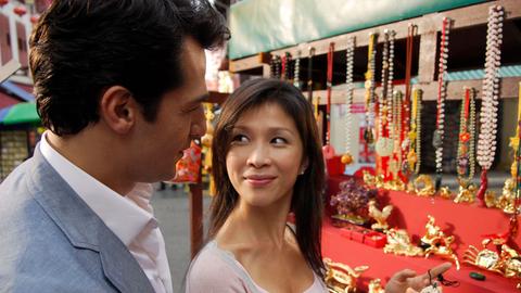 Durch Lilin (Li Lin Wong) lernt Alexander (Erol Sander) die kulturellen Eigenheiten Singapurs kennen.