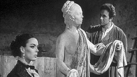 Der Bildhauer Roberto Merigi (Antonio De Teffè {Anthony Steffen}) stellt verblüfft die frappierende Ähnlichkeit einer jahrhundertealten Statue mit der jungen Schlossherrin Harriet Di Montebruno (Barbara Steele) fest. Der Volksmund sagt, dass auf der Statue ein Fluch liegt.