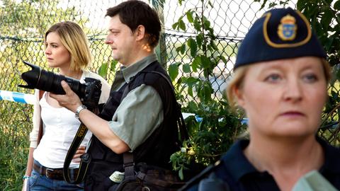 Reporterin Annika Bengtzon (Malin Crépin) arbeitet mit einem Fotografen an einer brandheißen Story.