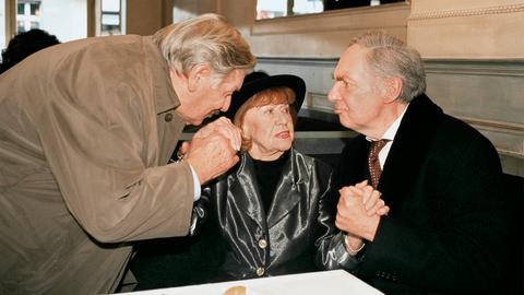 Der pensionierte Kriminalbeamte Wilhelm (Günter Pfitzmann, li.) will der Witwe Käthe Mühlmann (Brigitte Mira) seine Zuneigung beweisen. Käthes Ehemann Hubert (Harald Juhnke, re.) sieht das nicht gerne.