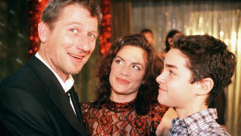 Tatjana Laake (Christine Neubauer) stellt dem Reporter Bert Schubert (Michael Fitz, li.) ihren Sohn Lucas (Maximilian Befort) vor.