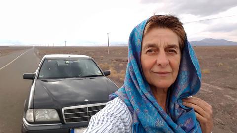 Kopftuchpflicht und nur selten Frauen am Steuer: Margot Flügel-Anhalt und ihr alter Benz unterwegs im Iran.