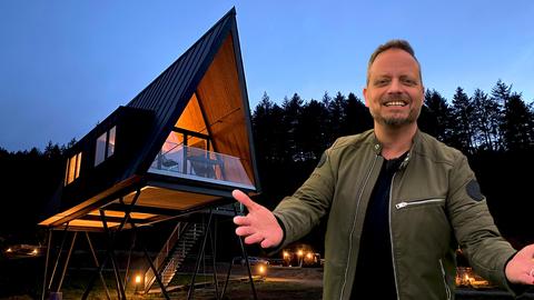 Friso Richter vor einem Stelzenhaus