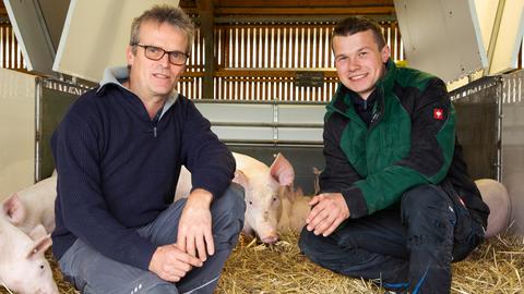 Heinrich Fritz-Emmerich (rechts) und sein Sohn Andreas haben bislang einen konventionellen landwirtschaftlichen Betrieb in Leidenhofen und wollen dieses Jahr auf Bio umstellen.