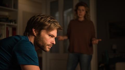 Johannes (Felix Maximilian) steht unter Druck, denn Nina (Jacqueline Svilarov) belastet die Situation, dass er eigentlich obdachlos ist und sie das vor ihren WG-Bewohnern verheimlichen muss.
