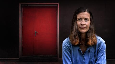 Angstpatientin Anne vor einer verschlossenen Tür