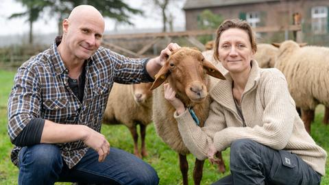 Dunja (r, 51) mit ihrem Mann Stefan (52), Schafzüchter aus Kevelaer.