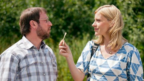 Undercover einem Verbrechen auf der Spur - Sophie Haas (Caroline Peters, r.) und Dietmar Schäffer (Bjarne Mädel, l.).