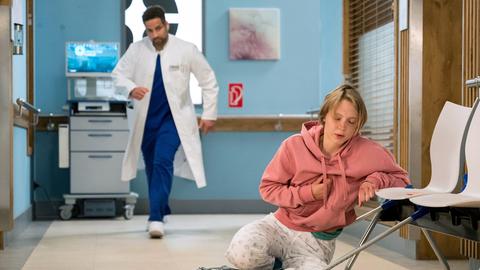 Dr. Moreau (Mike Adler, l.) ist sofort zur Stelle, als sich der Zustand seiner Patientin Jennifer Schewe (Magdalena Laubisch, r.) verschlechtert.