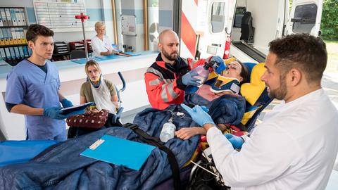 Eine Person wird auf eier Trage in die Notaufnahme geschoben.