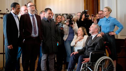 Die Verhandlung gegen Jörg Pudschedl (Thomas Mraz) wegen des Schussattentats und die Verhandlung gegen Timo (Peter Marton, links) wegen dessen Schlägerei mit Bruno Pudschedl (Branko Samarovski, im Rollstuhl) finden parallel statt. Im Gang vor den Verhandlungsräumen treffen alle Beteiligten aus den unterschiedlichsten Gründen aufeinander.