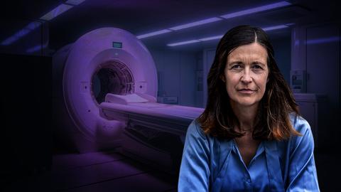 Angstpatientin Anne vor einer MRT-Röhre