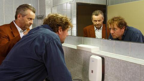 Manuel Teich (René Heinersdorff, l,) trifft Sascha Kesko (Jesse Albert, r.) auf der Herrentoilette.