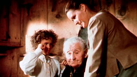 Heidi (Katia Polletin, links) ist bei der Großmutter (Lisa Helwig, Mitte) zu Besuch.