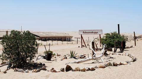 Ein verlassenes Dorf in der Wüste