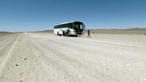 Ein Reisebus mitten in der Wüste