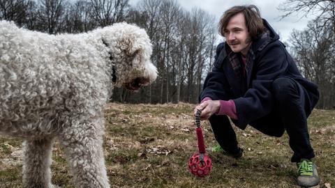 Gösta (Vilhelm Blomgren) spielt mit dem Hund.