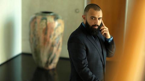 Farshad (Hadi Ka-Koush) telefoniert. 