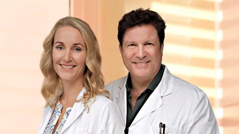 Dr. Christian Kleist (Francis Fulton Smith, r.) und seine Lebensgefährtin Tanja Ewald (Christina Athenstädt, l.).