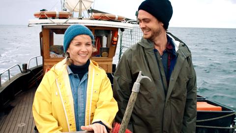 Marie (Cornelia Gröschel) und Alex (Sebastian Fräsdorf) auf dem Fischkutter.