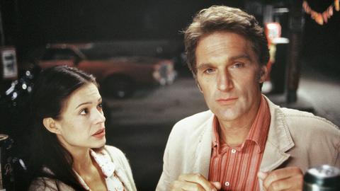 Bei Pommes und Dosenbier lernen Anwalt Johannes (Walter Sittler) und die Witwe Susanna (Suzan Anbeh) sich besser kennen.