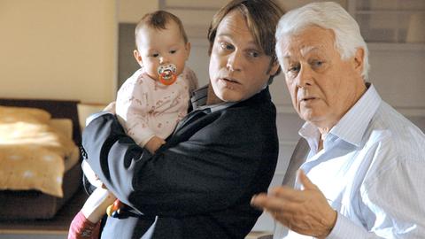 Thomas (Pierre Besson) ist mächtig im Stress und bittet seinen Vater Friedrich (Peter Weck, re.), mal eben als Babysitter einzuspringen.