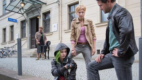 Lukas Hundt (Oliver Franck, r.) und Kristina Katzer (Isabell Gerschke, M.) knöpfen sich Lila (Lilian Engelhardt, l.) vor.