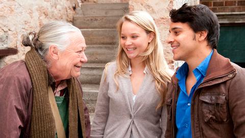 Fanny (Sonja Gerhardt) und Luca (Kostja Ullmann) wollen sich bei Lucas Großmutter La Nonna Pinnella (Barbara Morawiecz, links) heiraten, die als Bürgermeisterin Trauungen vollziehen darf.