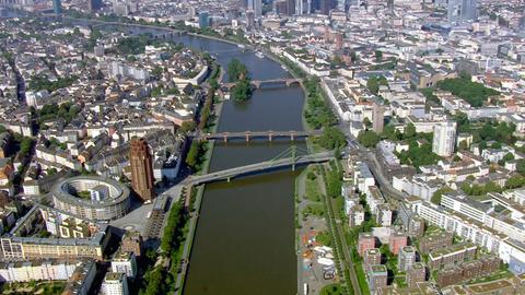 Brücken über den Main in Frankfurt; im Vordergrund der Holbeinsteg und die Untermainbrücke.