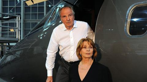 Bernhard (Friedrich von Thun) und seine Ex-Frau Claire (Senta Berger) beobachten ihre umtriebige Tochter vor eienm Flugzeug.