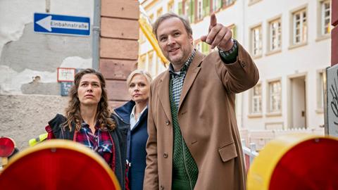 Stefan (Stephan Grossmann) unterstützt die neuen Besitzerinnen Karin (Susanna Simon) und Mascha (Meike Droste, li.) im Hotel Heidelberg.