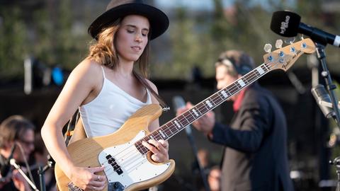 Kinga Glyk spielt E-Gitarre