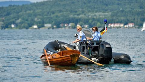 Nele (Floriane Daniel, l.) und Julia (Wendy Güntensperger, r.) inspizieren ein Ruderboot, das unbemannt auf dem Bodensee treibt und finden eine Leiche.