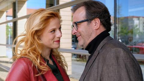 André Roth (Joachim Raaf), ein sehr erfolgreicher und bekannter Schriftsteller, begleitet seine weitaus jüngere Freundin Lulu Hopp (Nora Koppen) in die Sachsenklinik, wo sie sich ein kleines Muttermal entfernen lassen möchte.