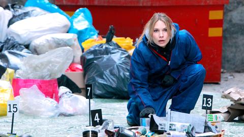 Irene Huss (Angela Kovács) begutachtet einen Tatort, Beweismittel liegen vor ihr auf dem Boden. 