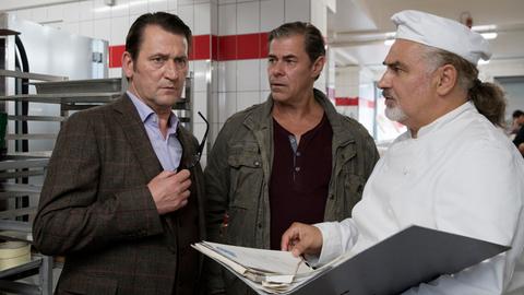 Lars (Ingo Naujoks, l.) und Finn (Sven Martinek, M.) haben schlechte Nachrichten für den Bäckermeister Martin Pohl (Hansa Czypionka, r.). Seine Frau, für die er Lösegeld bezahlt hat ist tot.