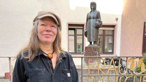 Protagonistin Suzy Günther vor dem Frau Rauscher Brunnen in der Frankfurter Klappergass