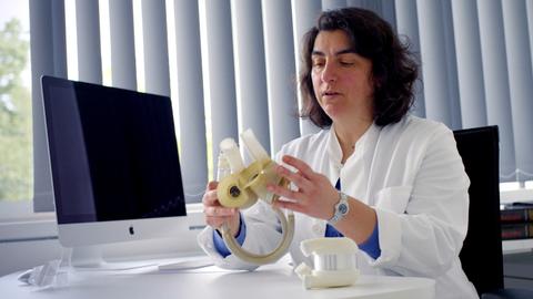  Dr. Dilek Gürsoy mit dem gängigen Kunstherz, das derzeit weltweit implantiert wird. 