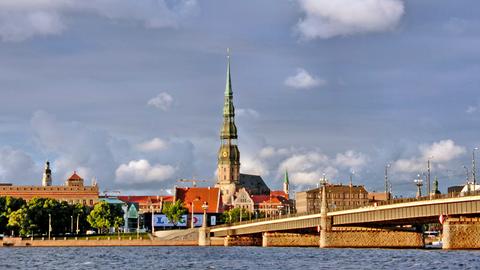 Blick auf Riga in Lettland; in der Mitte die Petrikirche im Zentrum der Rigaer Altstadt.