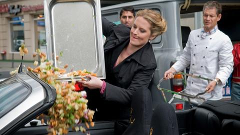 Der kleine Catering-Unternehmer Jakob (Steffen Wink, re.) wird Zeuge, wie Franka (Diana Amft) das Cabrio ihres Erzkonkurrenten mit einer Ladung Pasta beschmutzt.