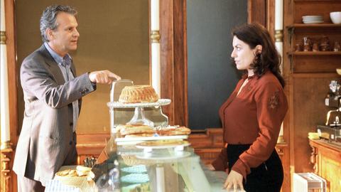 Liebe geht durch den Magen: Laurens (Peter Sattmann) besucht Lena (Christine Neubauer) in ihrer Bäckerei.
