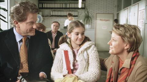 Auch Töchterchen Luzie (Diane Siemons Willems) mag Astrids (Mariele Millowitsch) neuen Freund Felix (Miroslav Nemec).