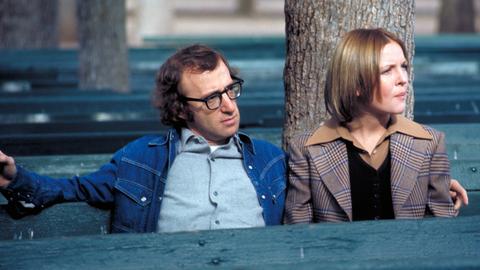 Linda (Diane Keaton) und  Allan Felix (Woody Allen) sitzen auf einer Parkbank