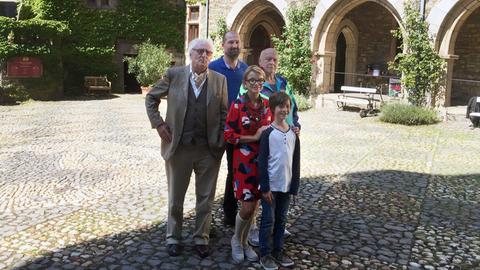 Max und weitere Protagonisten vor einer alten Ritterburg