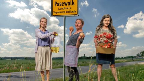 Hilde (Steffi Kühnert, Mitte) und ihre Freundinnen Angie (Judith Engel, li.) und Lore (Anne-Kathrin Gummich, re.) möchten mit hausgemachten Buletten durchstarten.