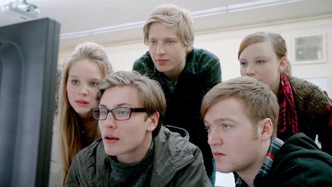 Von links: Kathi (Sonja Gerhardt), Tim (Jannik Schümann), Alexander (Anton Rubtsov), Kausti (Vincent Redetzki) und Isabel (Isabel Bongard).
