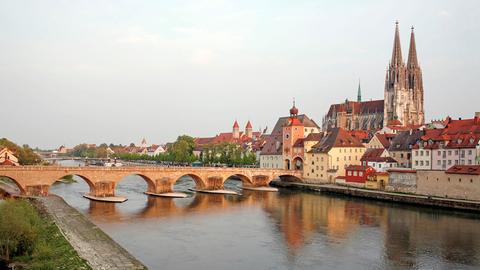 Blick über die Donau auf den Regensburger Dom und die Steinerne Brücke