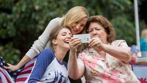 Jesse (Kate Hudson, Mitte) und Gabi (Sarah Chalke, li.) haben Geheimnisse vor ihrer Mutter Flo (Margo Martindale).